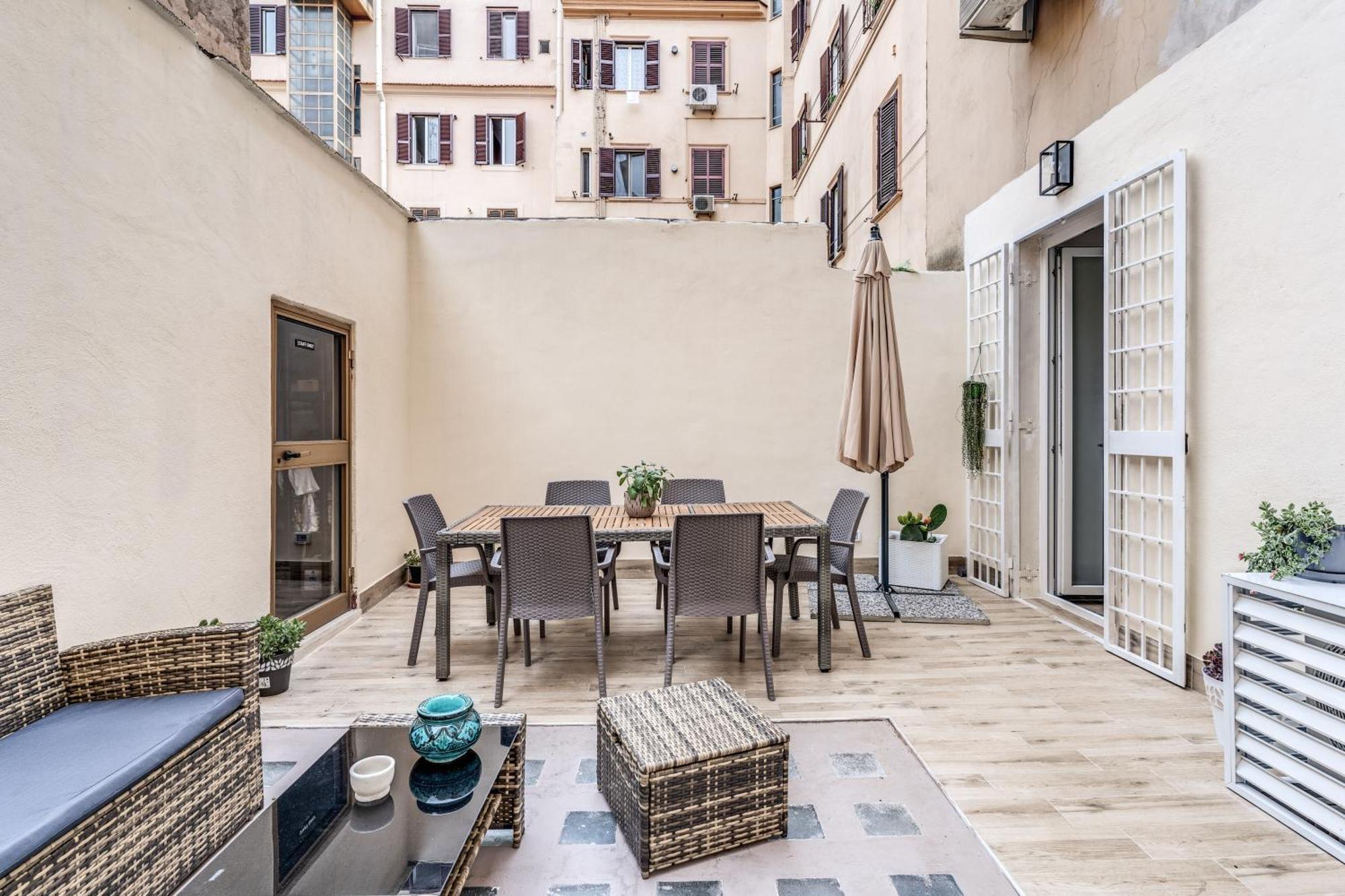 Nala & Kira - Two Big For Groups In The Center Of Apartment Rom