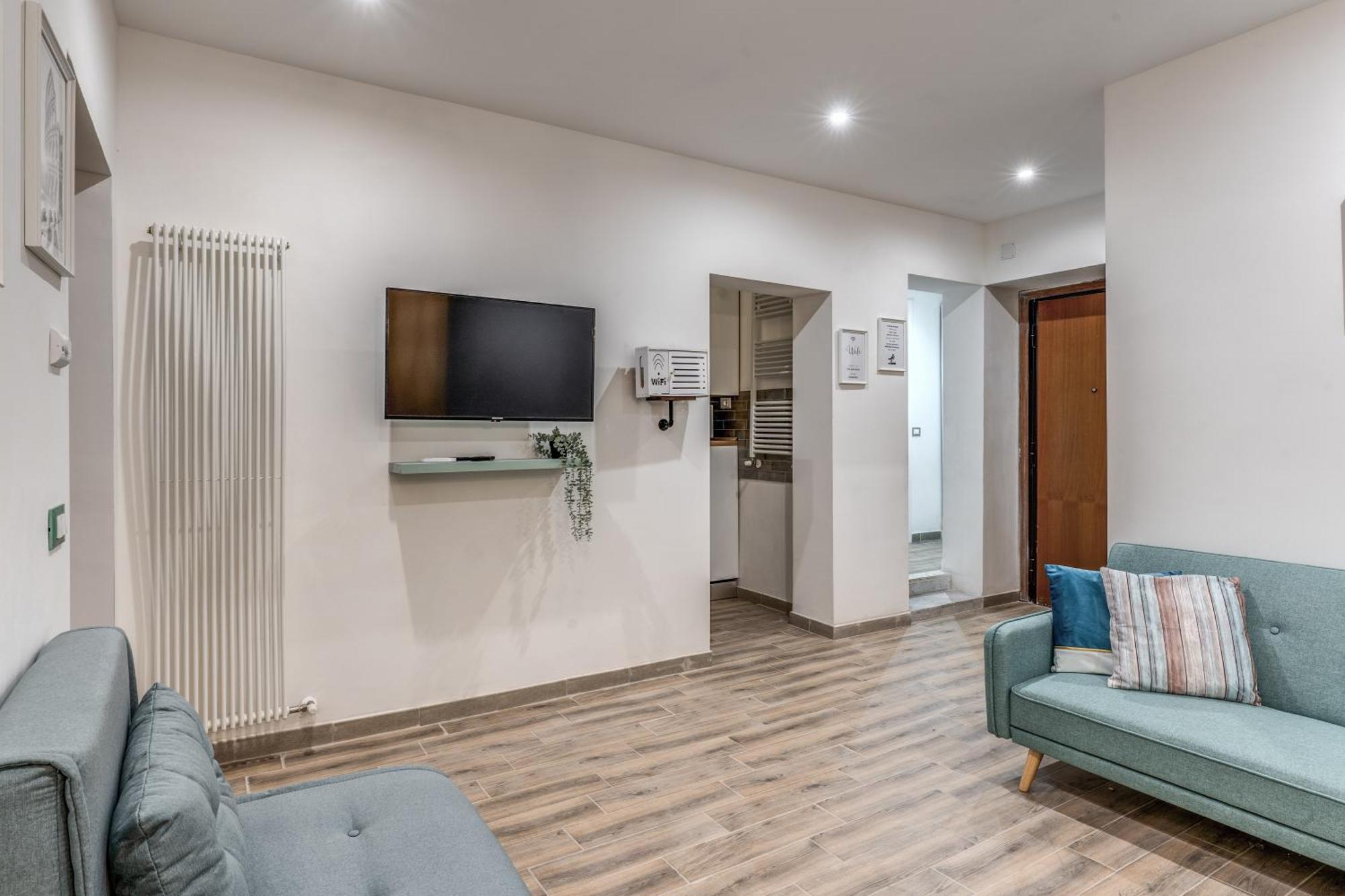 Nala & Kira - Two Big For Groups In The Center Of Apartment Rom
