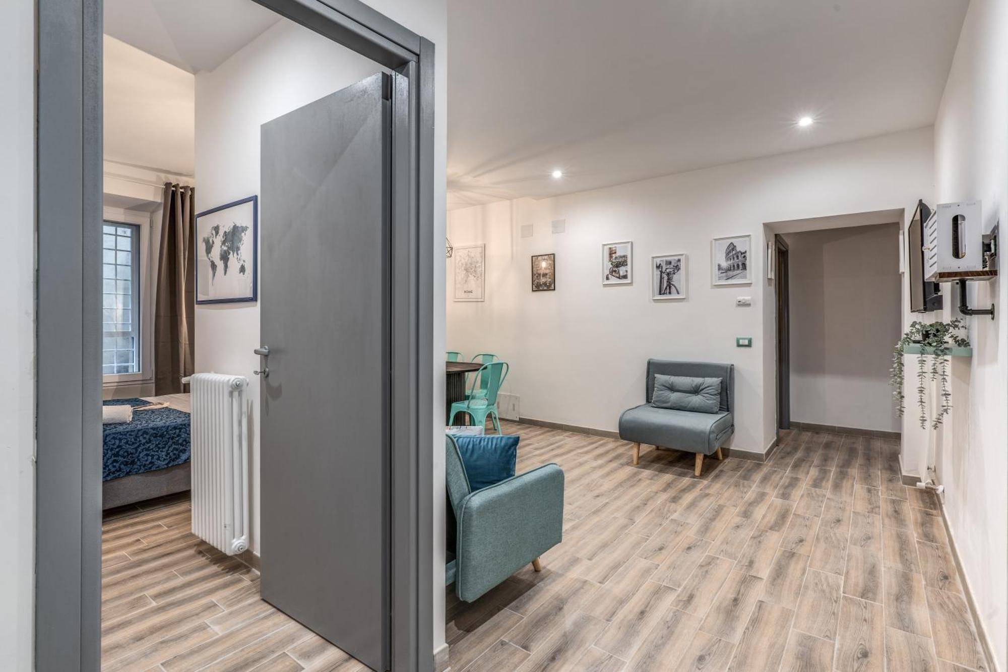 Nala & Kira - Two Big For Groups In The Center Of Apartment Rom