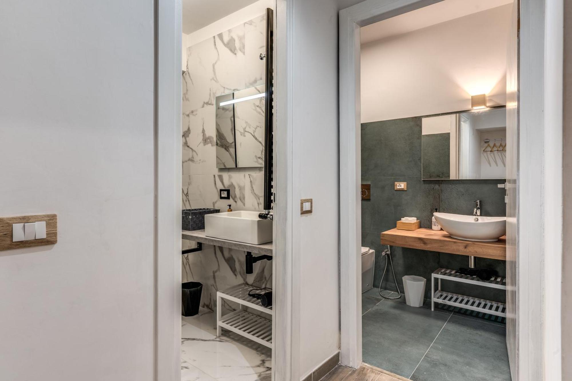 Nala & Kira - Two Big For Groups In The Center Of Apartment Rom